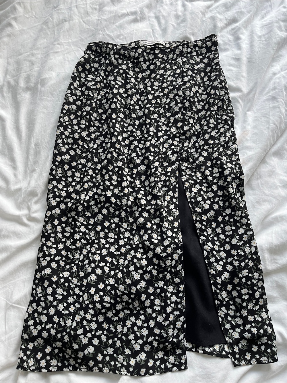 Abercrombie & Fitch Black and White Daisy-Print Midi Skirt with Front Slit